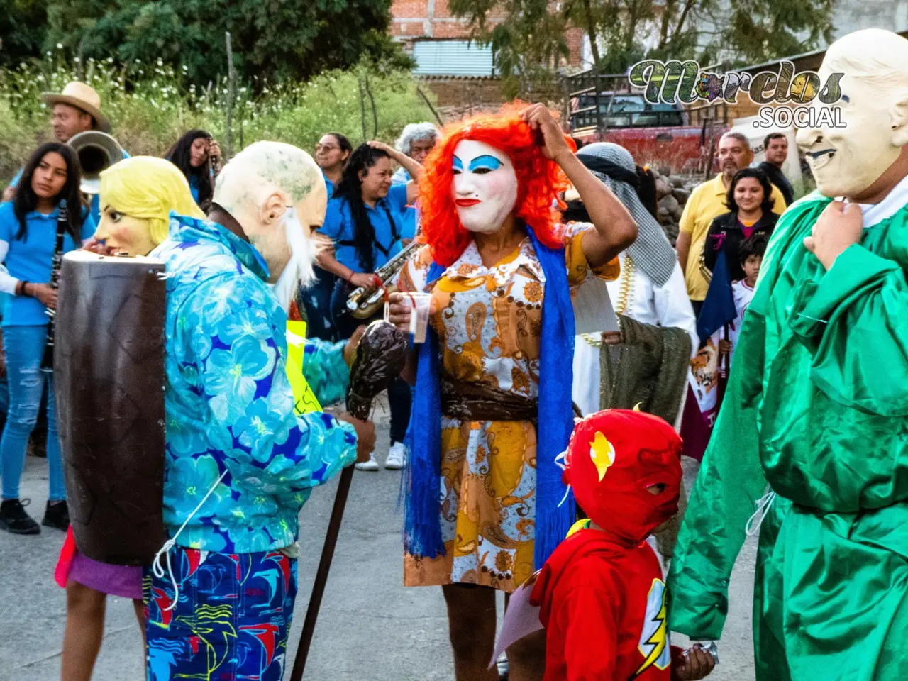 Los disfrazados en pleno brinco de chinelo en Tlayacapan, Morelos.