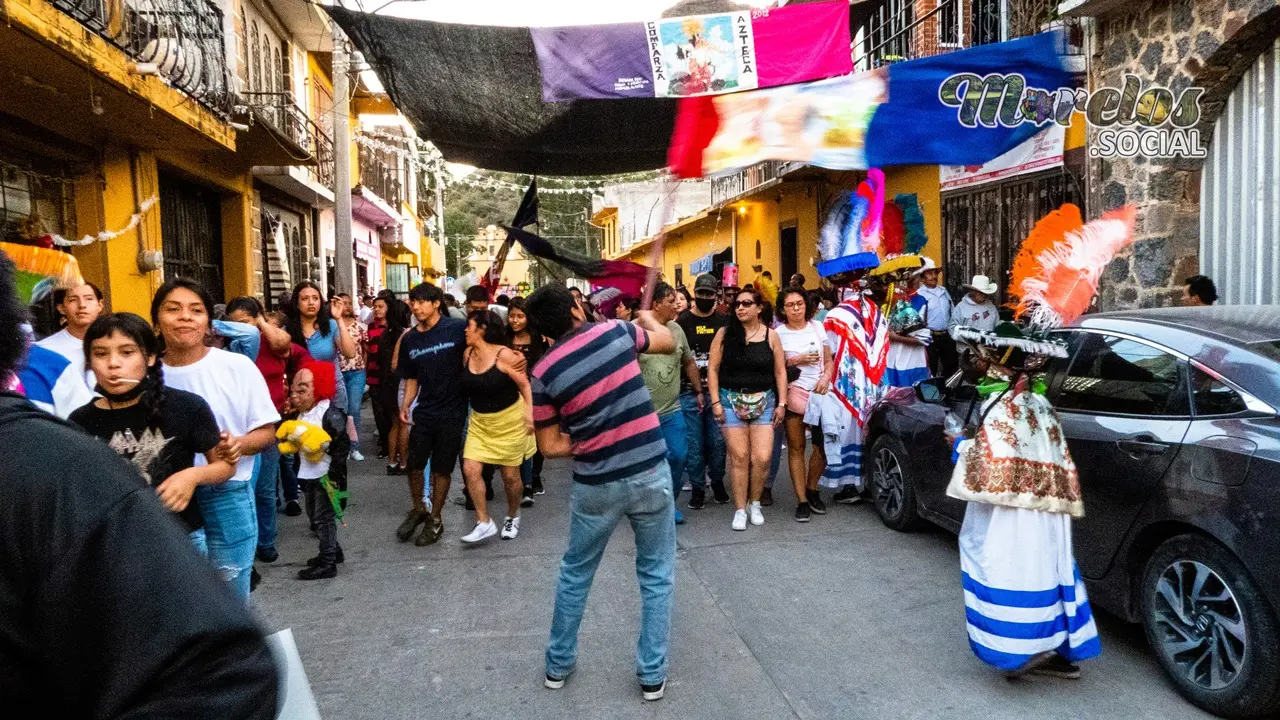 Las banderas se ondean y agitan con alegría en Tlayacapan.