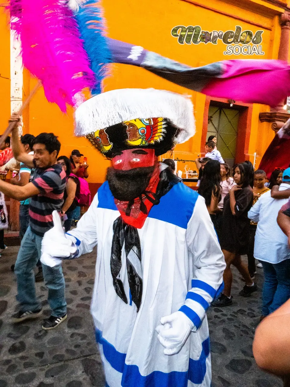 El saludo del alegre chinelo de Tlayacapan.