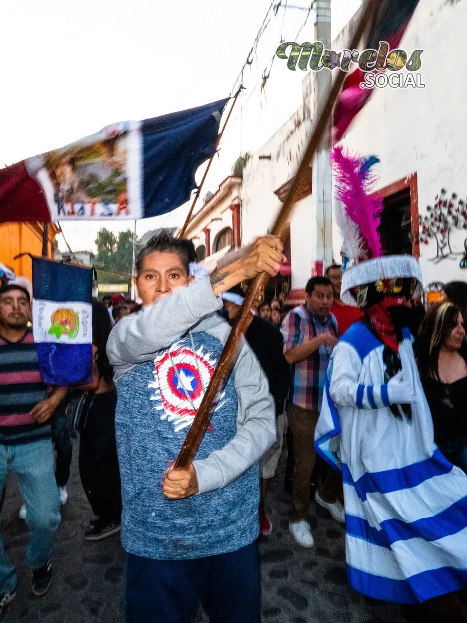 Ondeando las banderas de la comparsa aztecas en Tlayacapan.