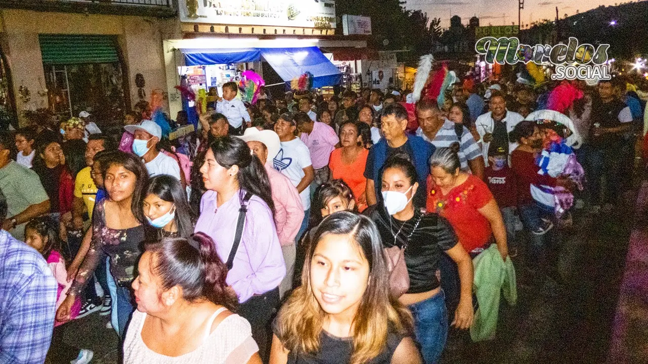 Tlayacapan durante el recorrido comparsa azteca.