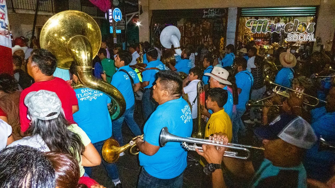 Los músicos interpretando los tradicionales sones de chinelo.