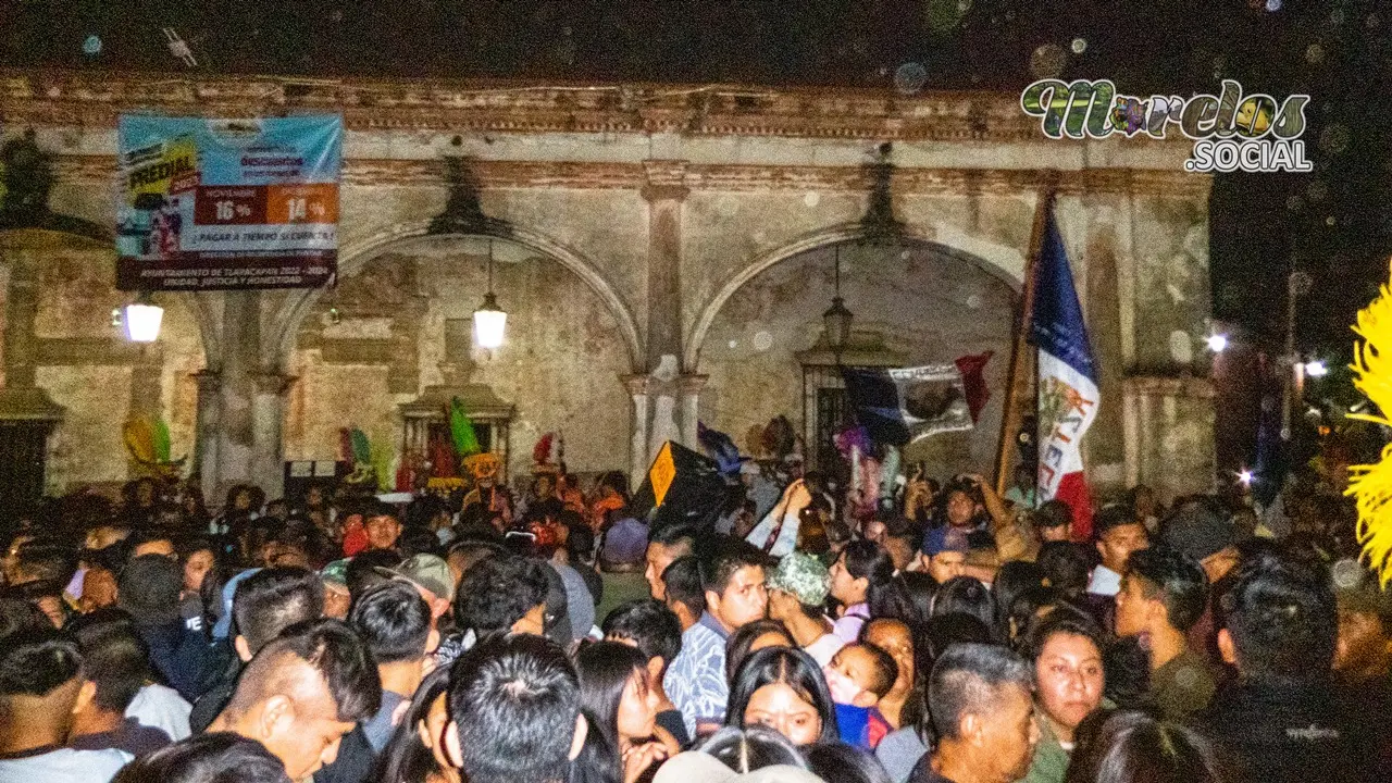 Gran ambiente durante el brinco de chinelo en el centro de Tlayacapan, Morelos.