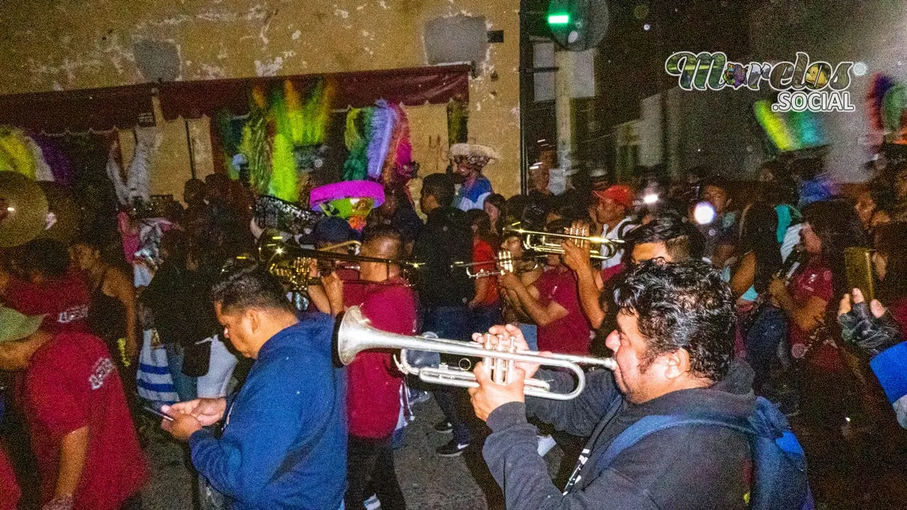 La noche de chinelos continua en el pueblo de Tlayacapan.