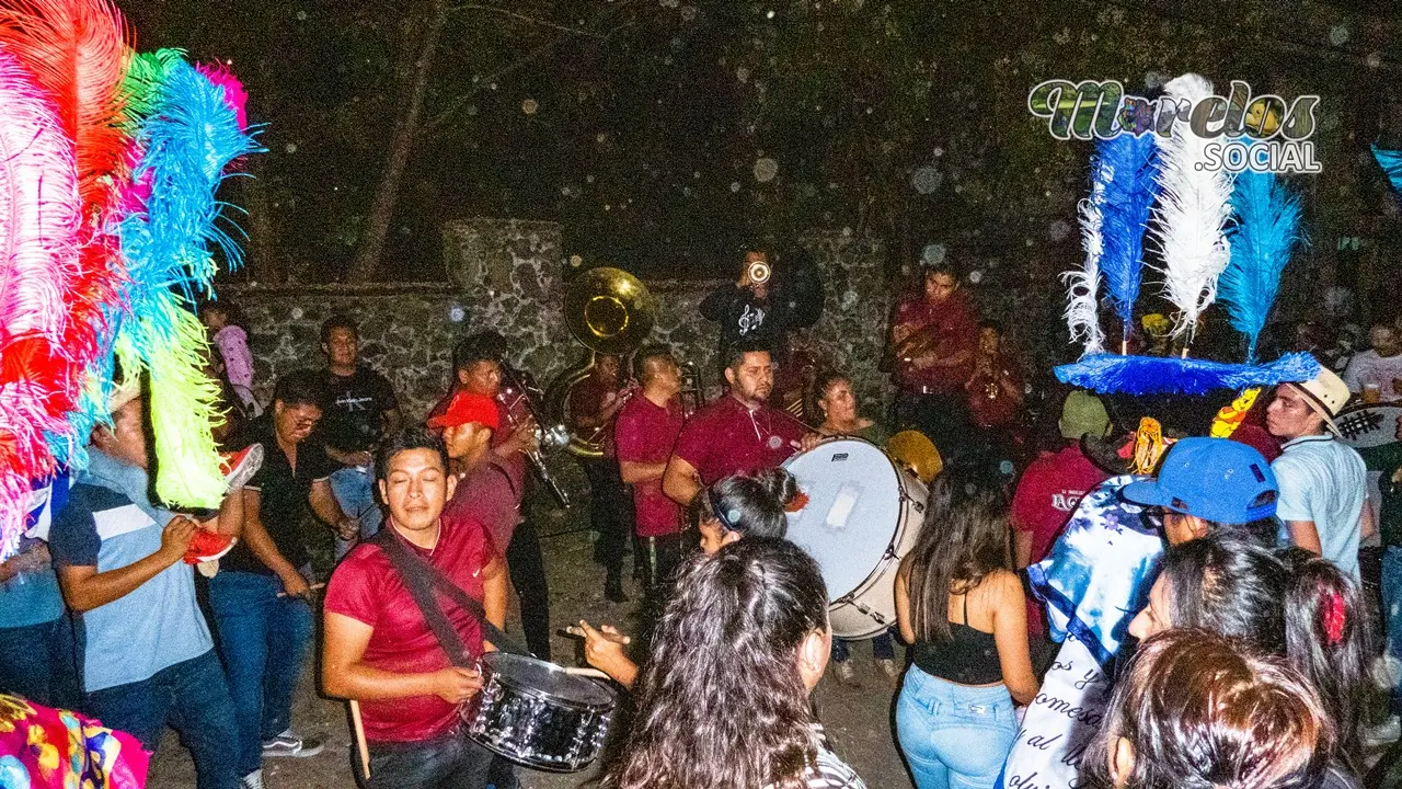 La noche de chinelos continua en el pueblo de Tlayacapan.