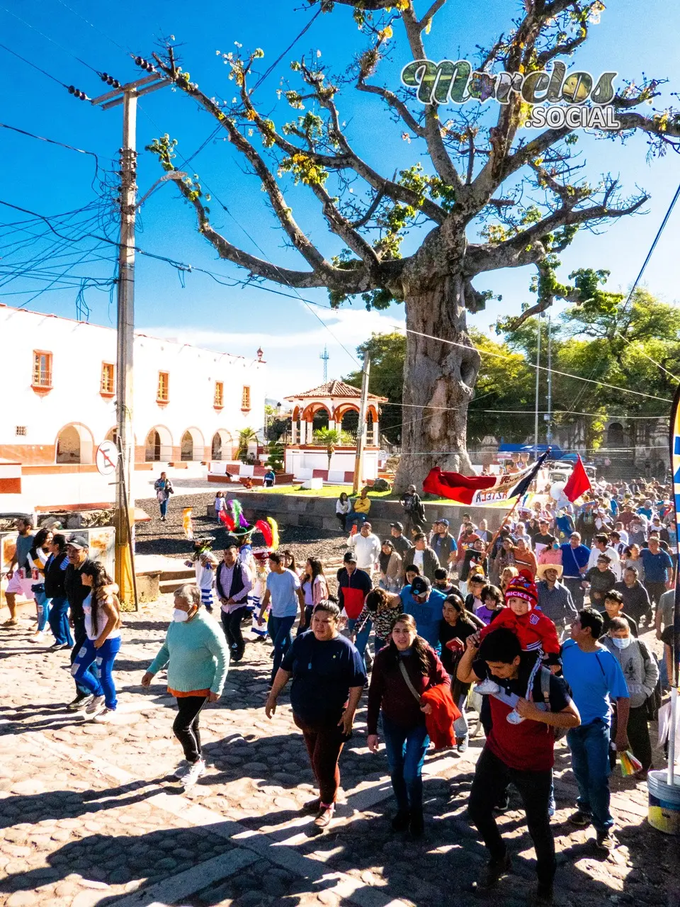 El centro del pueblo de Tlayacapan lleno de ambiente carnavalero.