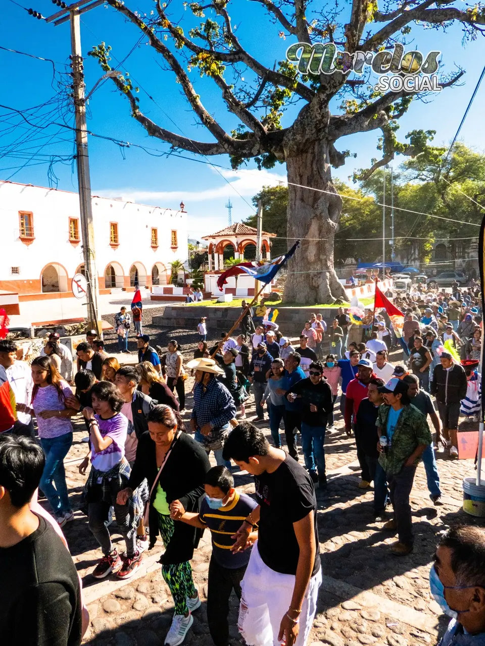 El centro del pueblo de Tlayacapan lleno de ambiente carnavalero.