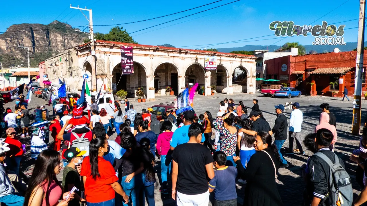 La comparsa avanza entre las calles de Tlayacapan Morelos.