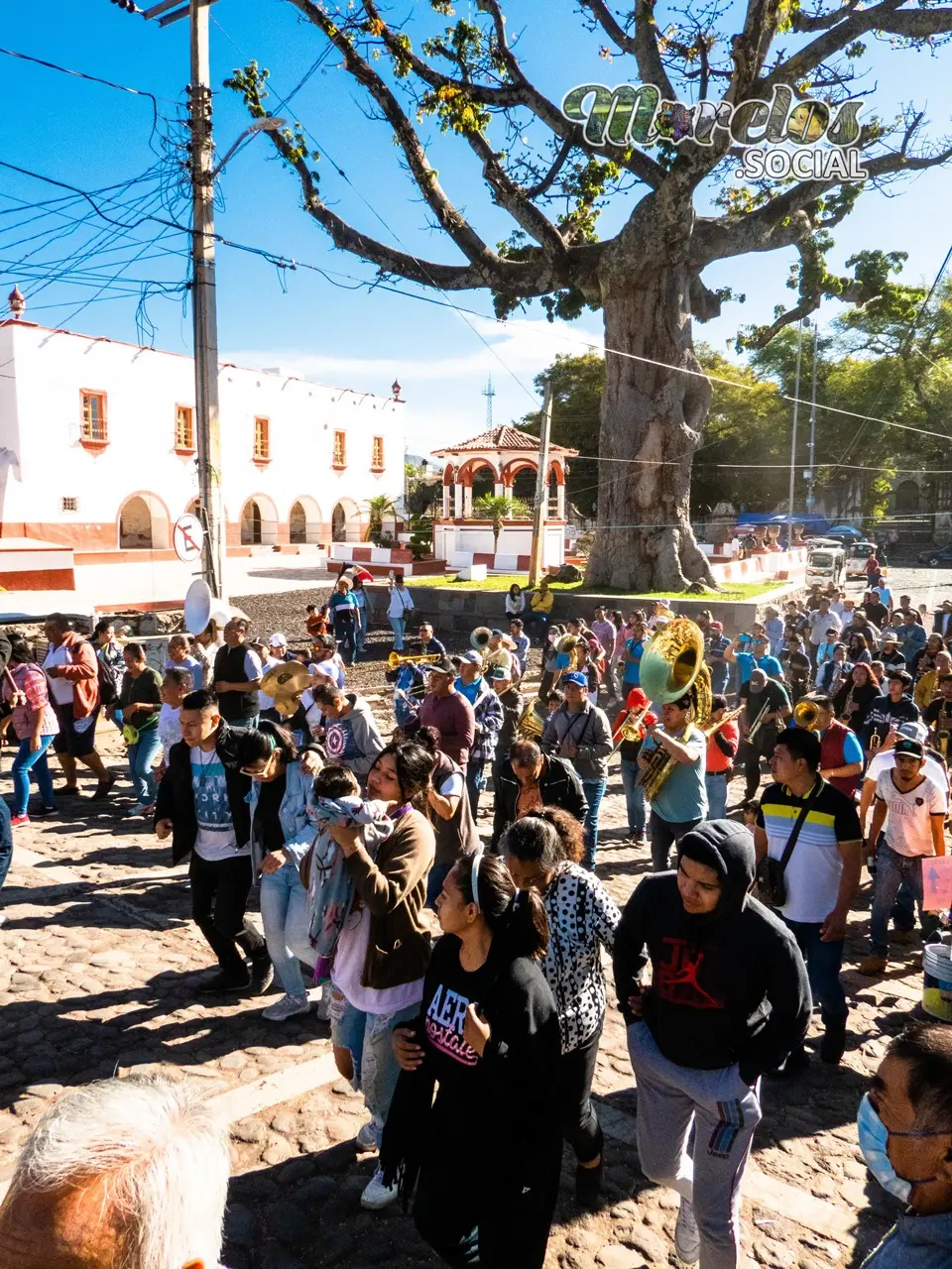 Recorrido de la comparsa Azteca por las calles de Tlayacapan Morelos.