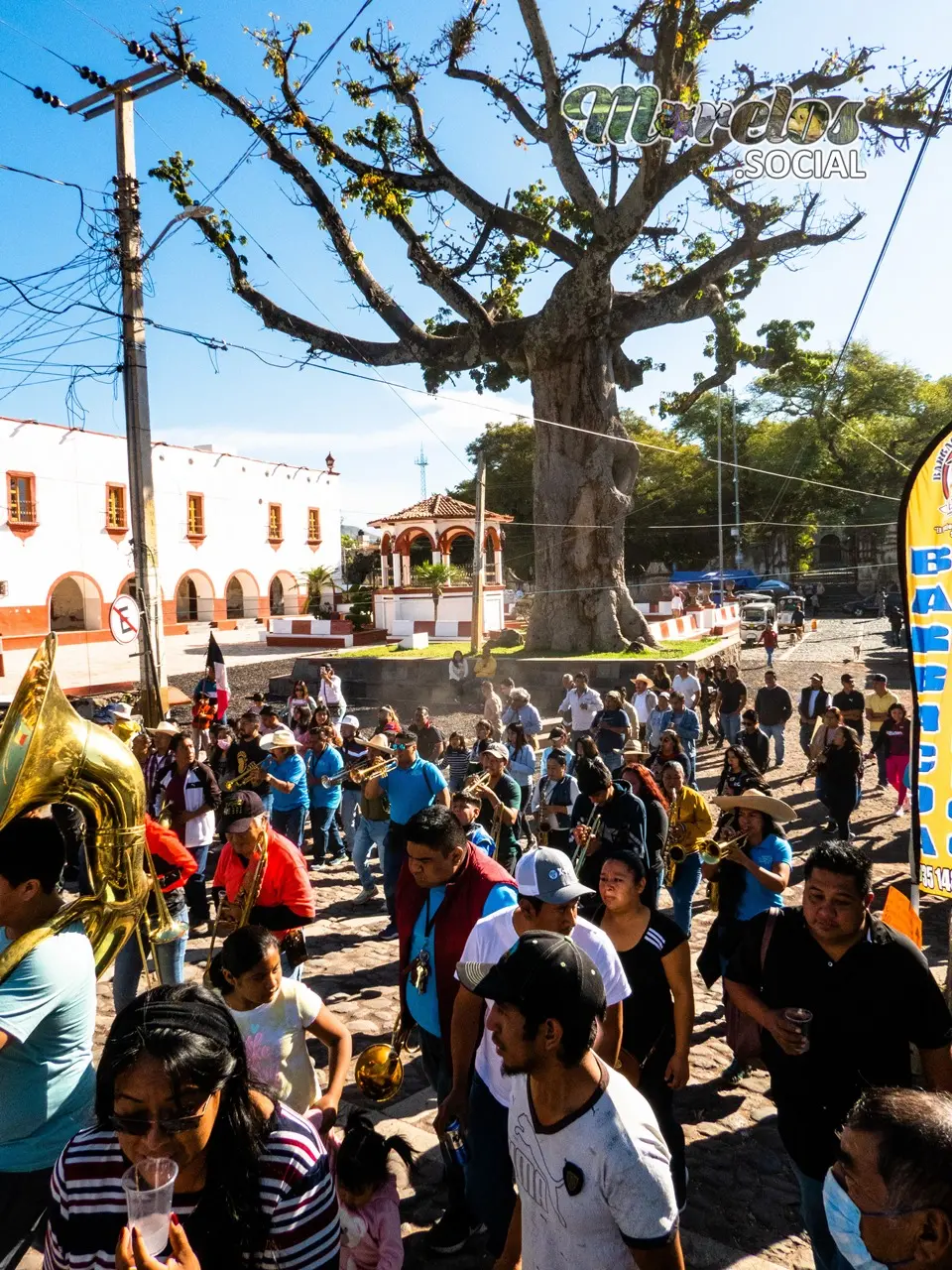 La comparsa avanza entre las calles de Tlayacapan Morelos.