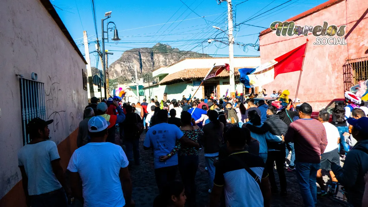 La comparsa avanza sobre la calle Cuauhtémoc en Tlayacapan, Morelos.