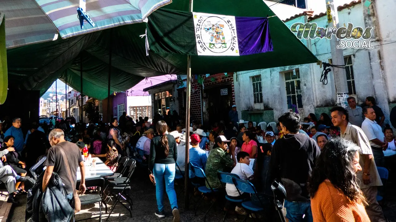 Comparsa Azteca previo a la entrega de bandera Tlayacapan.