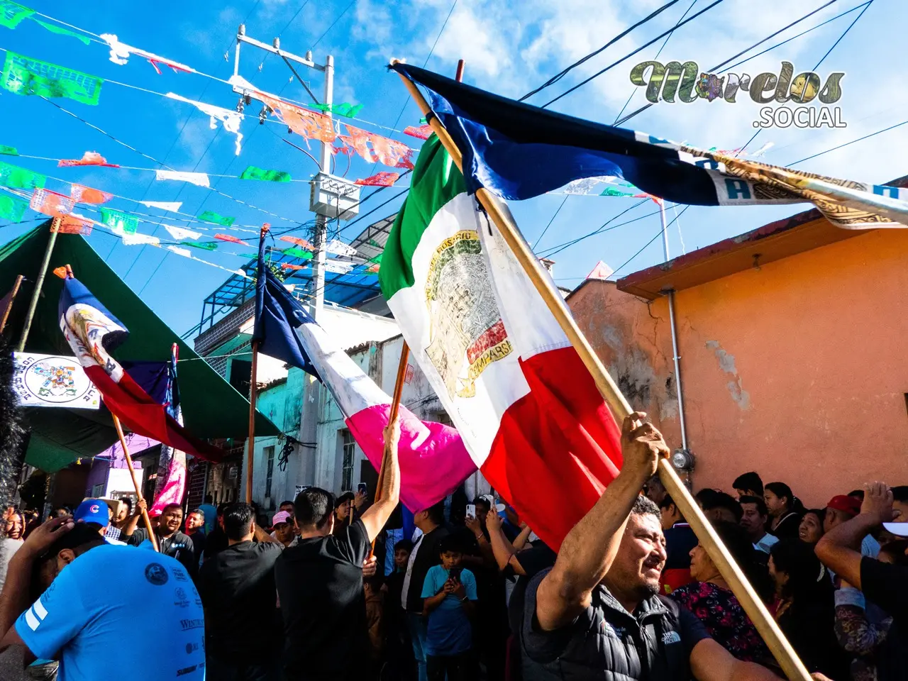 Ondeando las banderas comparsa Azteca, Tlayacapan Morelos.