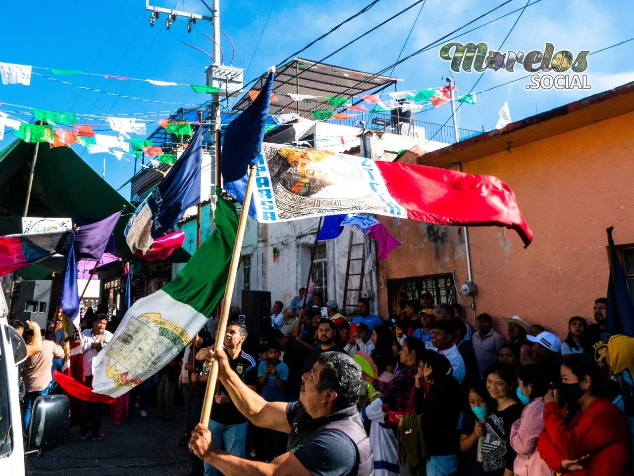 Las banderas se agitan al son del chinelo en Tlayacapan.