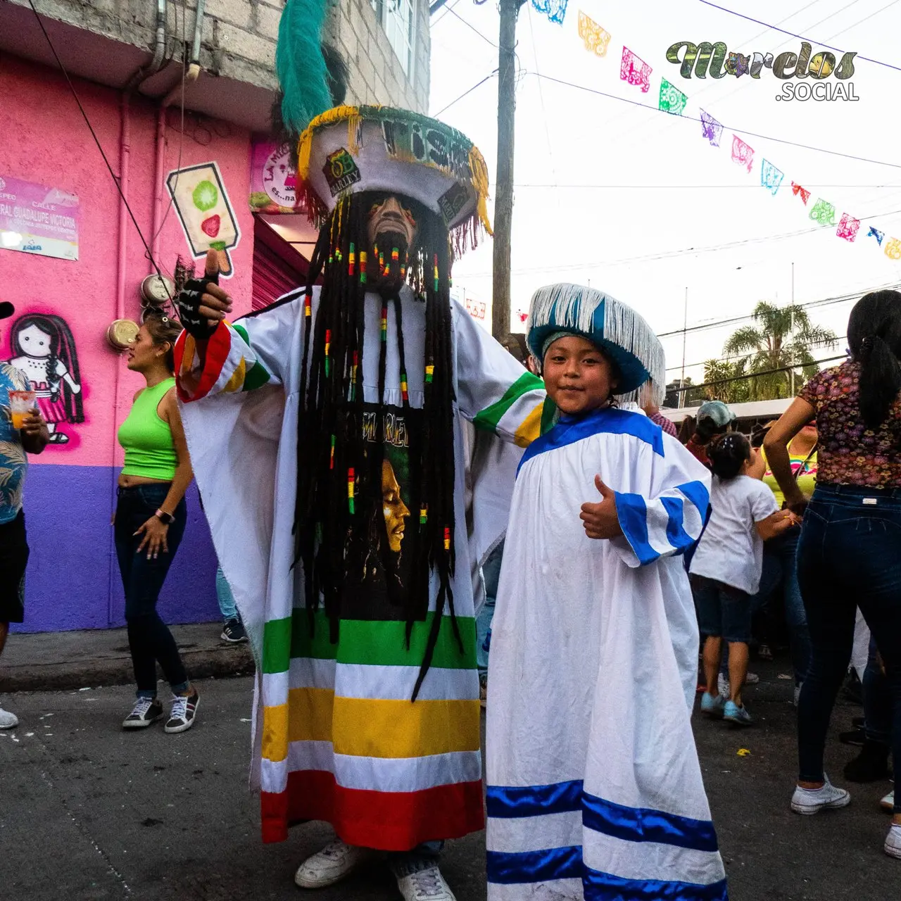 Chinelos en la calle Guadalupe Victoria de Jiutepec.