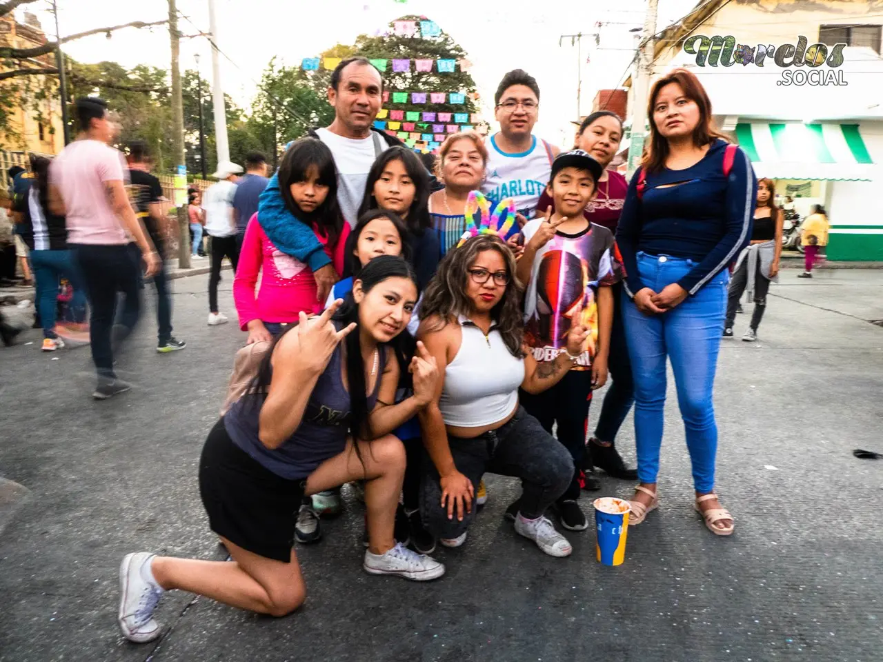 La familia asistiendo al brinco del chinelo en Jiutepec, Morelos.