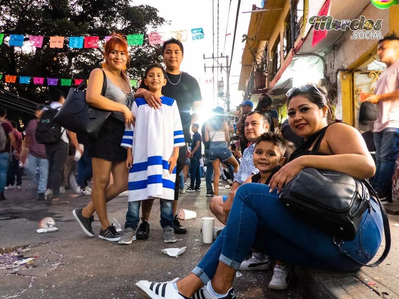 En la avenida esperando que inicien los sones de chinelo.