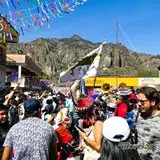 Ondeando las banderas del carnaval en Tepoztlán.