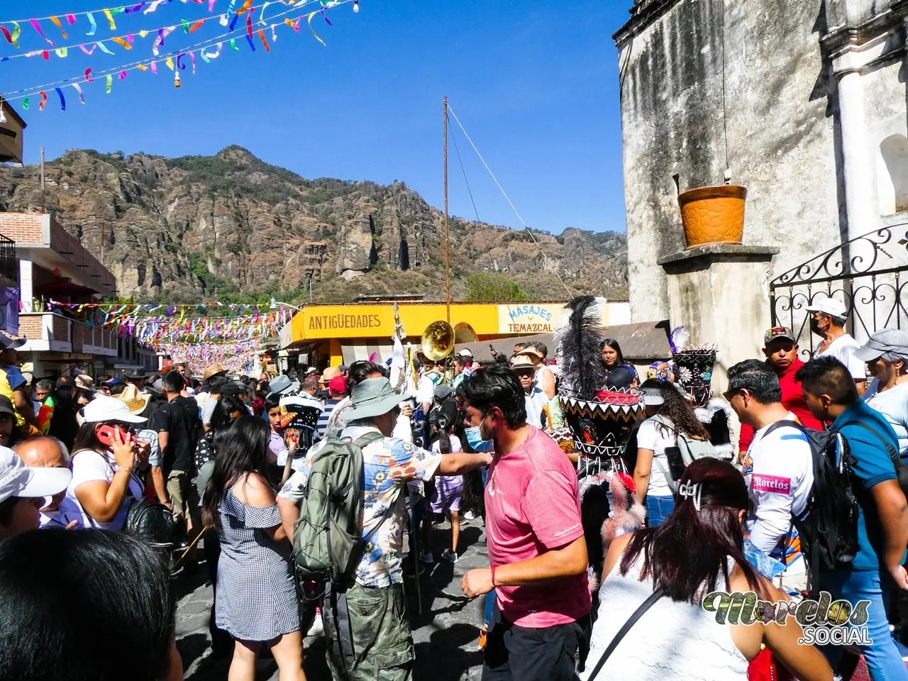 Comparsa infantil de chinelos en Tepoztlán.