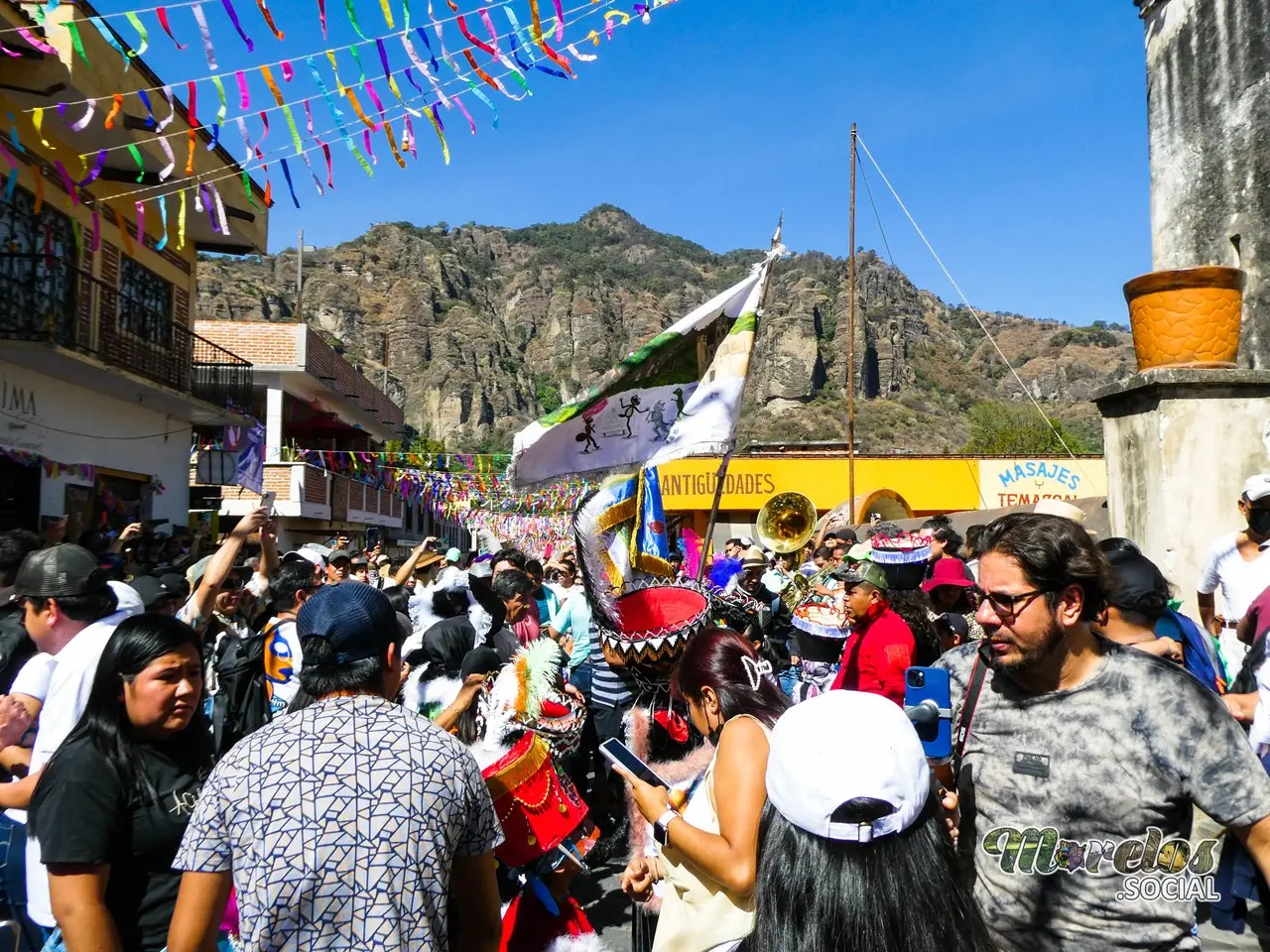 Ondeando las banderas del carnaval en Tepoztlán.