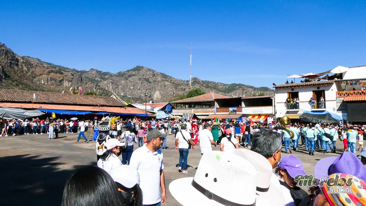 Brinco de chinelo en la plaza de Tepoztlán.