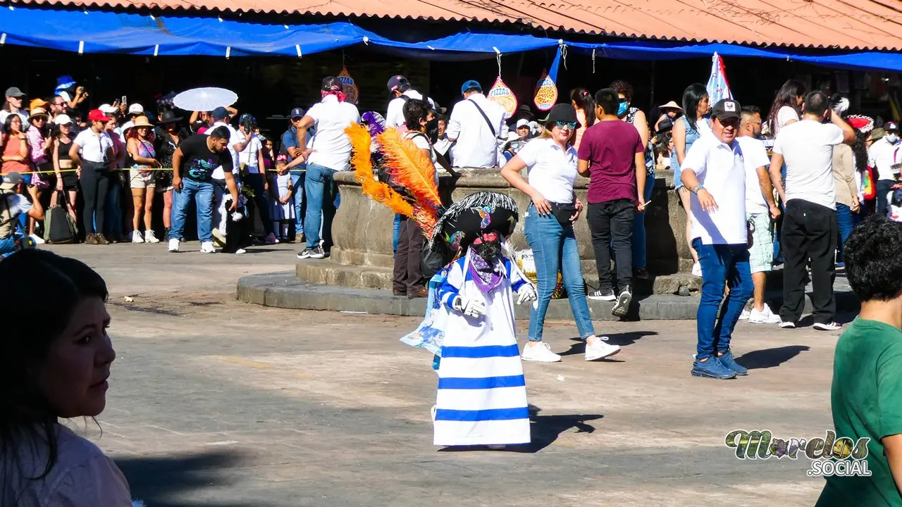 Chinelito brincando en Tepoztlán.