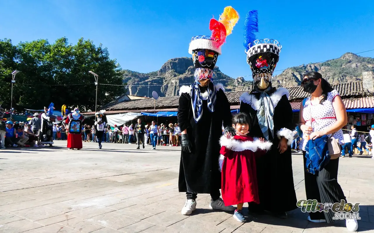 Familia carnavalera en Tepoztlán.