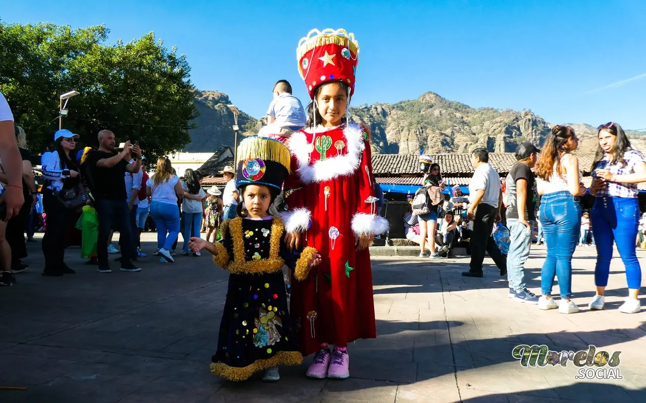 Chinelitas en carnaval de Tepoztlán.