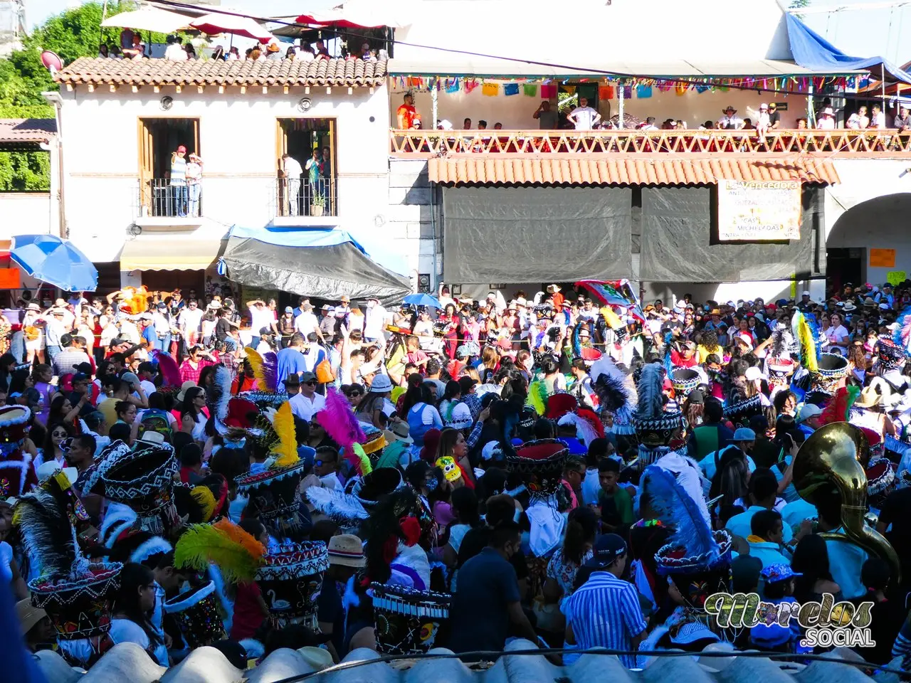 Plaza central sábado de carnaval.