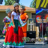 Las pequeñas jovencitas luciendo sus trajes típicos mexicanos