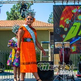 Una de las reinas de carnaval con su bonito vestido típico color naranja