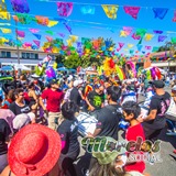 Brincando al chinelo junto a la banda de viento.