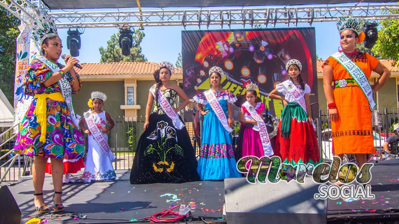 Jovencitas en la pasarela , muy felices por participar en el carnaval morelense de Santa Ana