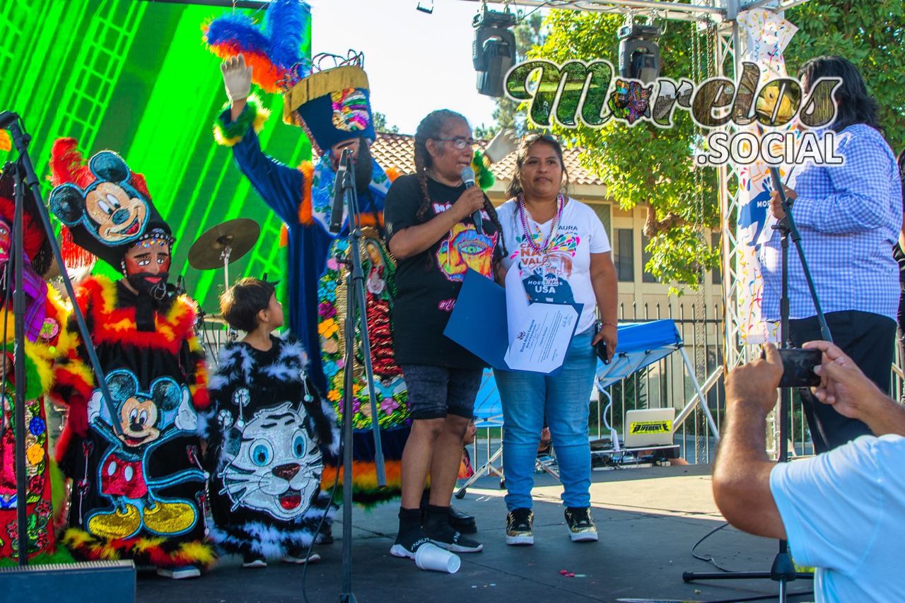 Recibiendo reconocimiento por participar en el ya tradicional carnaval morelense