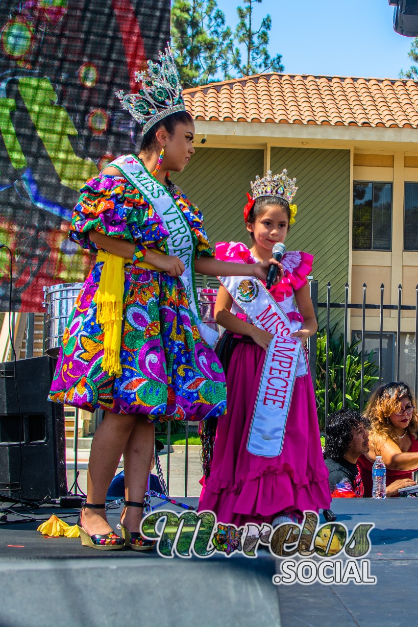 Pequeñas reinas de carnaval morelense, dando un discurso por su participación en el tan divertido festival