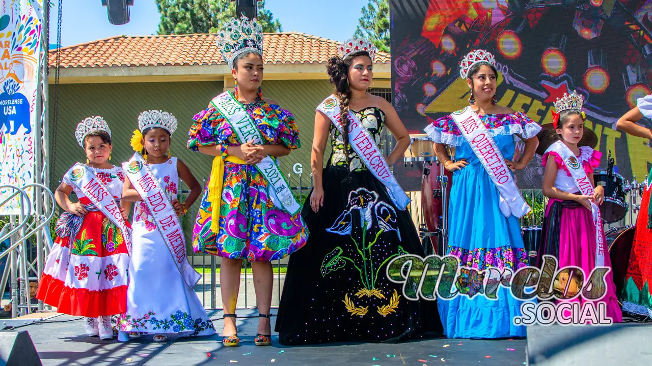 Las pequeñas reinas del carnaval morelense recibiendo su corona y titulo , Se encuentran felices