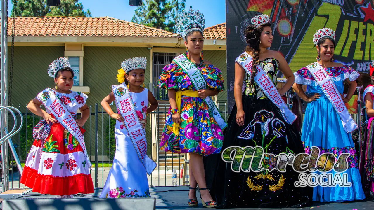 Las pequeñas reinas del carnaval de Morelos recibiendo su corona y título, están felices