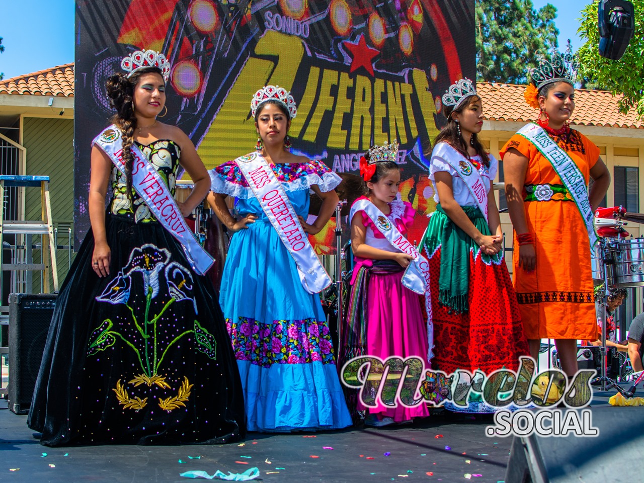 Las pequeñas reinas del carnaval de Morelos recibiendo su corona y título, están felices