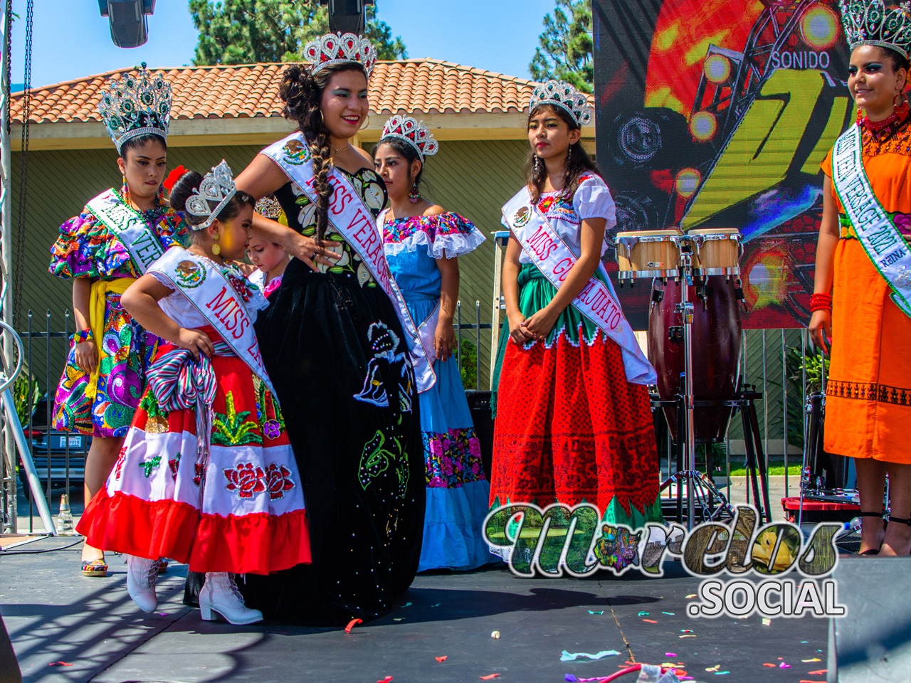 Las reinas jovencitas y felices con su participación en el carnaval morelense