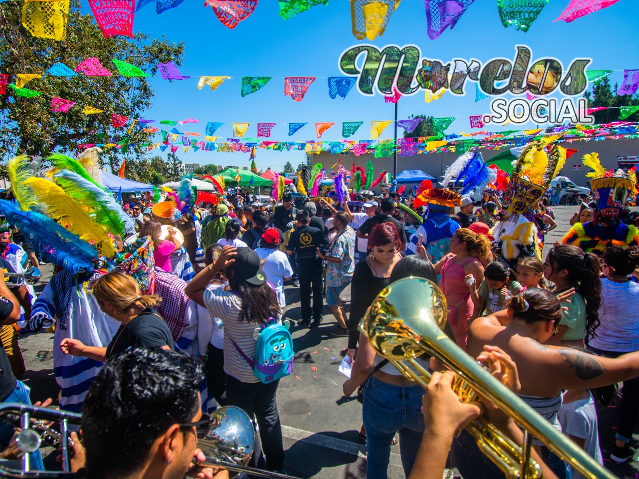 La comparsa en Santa Ana durante el carnaval morelense USA.