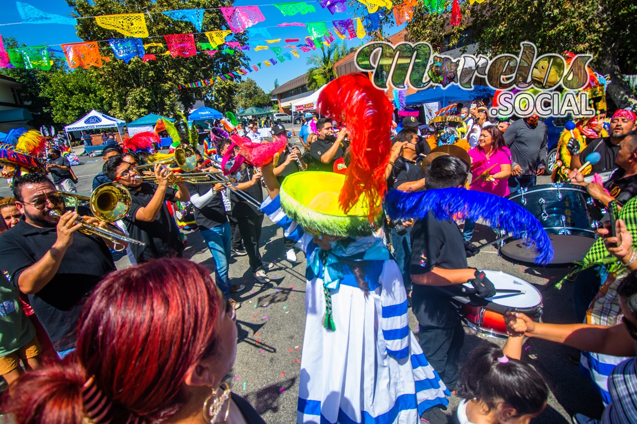 La banda de viento haciendo brincar al chinelo.