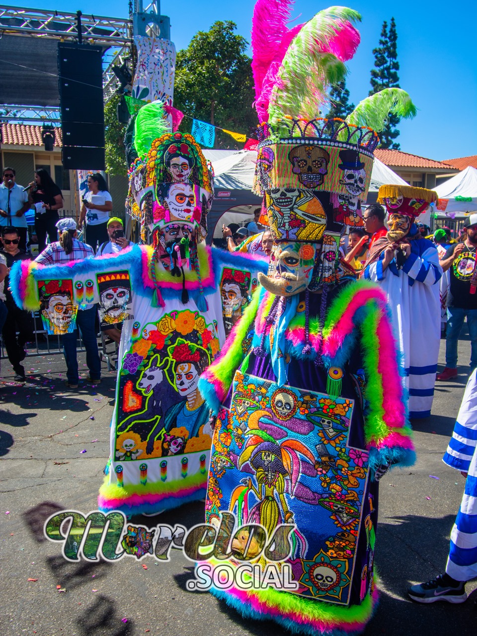 Grandes chinelos con imágenes alusivas al día de muertos.