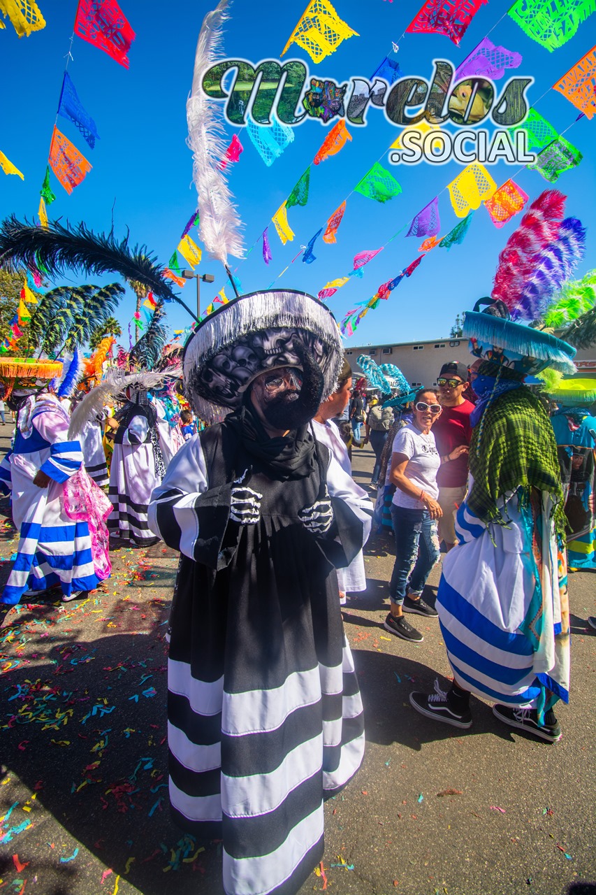 Chinelos brincando al son del de la banda de viento en Santa Ana California.