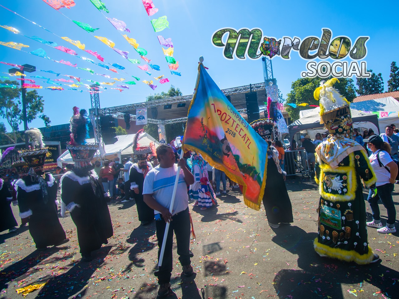 Bandera de la comparsa Tepoztecatl en carnaval morelense USA.