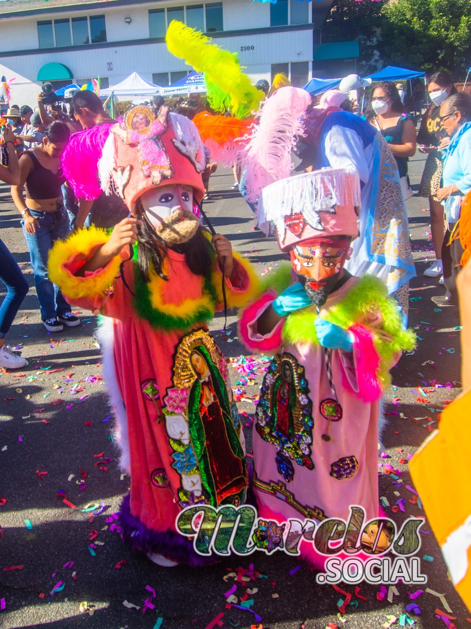 Jovenes chinelos en Santa Ana California durante el carnaval morelense USA