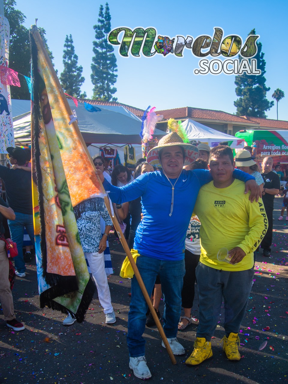 Las banderas de la comparsa en carnaval morelense 2021.