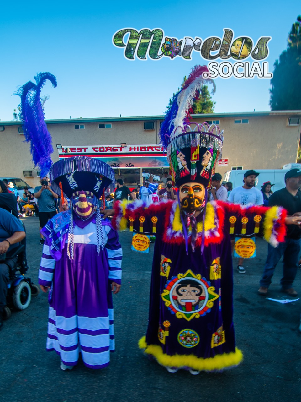 Chinelos en Santa Ana California durante el carnaval morelense USA.