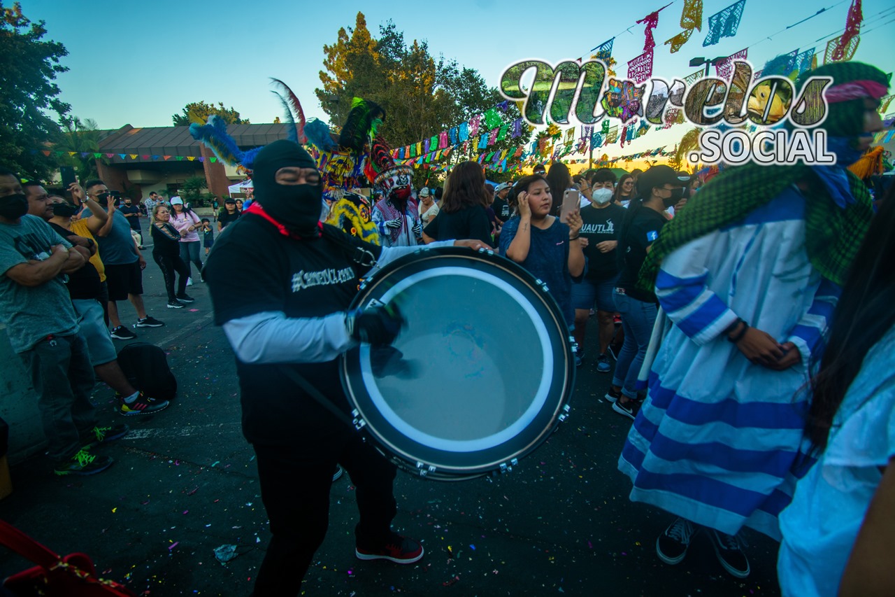 La Tambora suena, el chinelo danza, la gente disfruta.