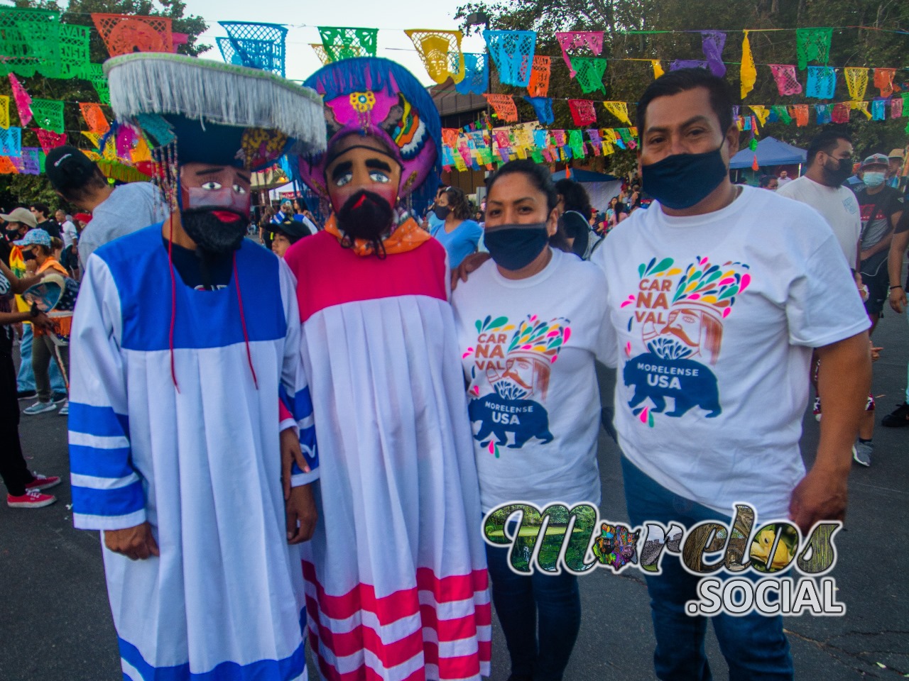 Foto del recuerdo con los chinelos vistiendo traje tipico de Tlayacapan