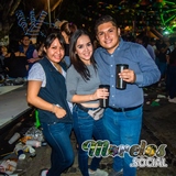 En el zócalo posando para la foto, agradable lugar es Tlaltizapán Morelos.